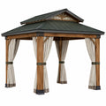 Pérgola de Madera y Metal con Techo Verde Oscuro y Cortinas de Tela Beige